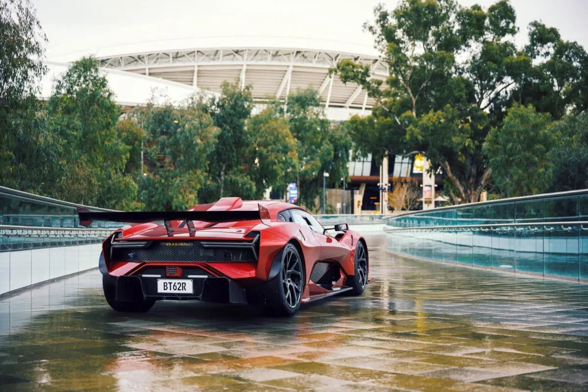 Brabham BT62R, la BT62 stradale (14)