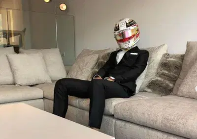Fabio Quartararo si traveste da Lewis Hamilton: merito del casco