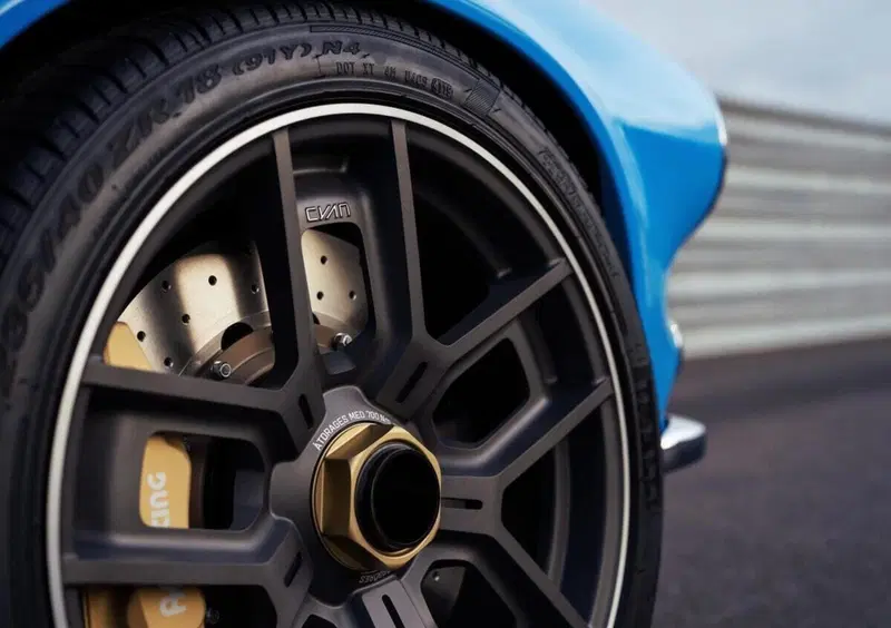 La pinza freno AP racing e il cerchio monodado da 18"