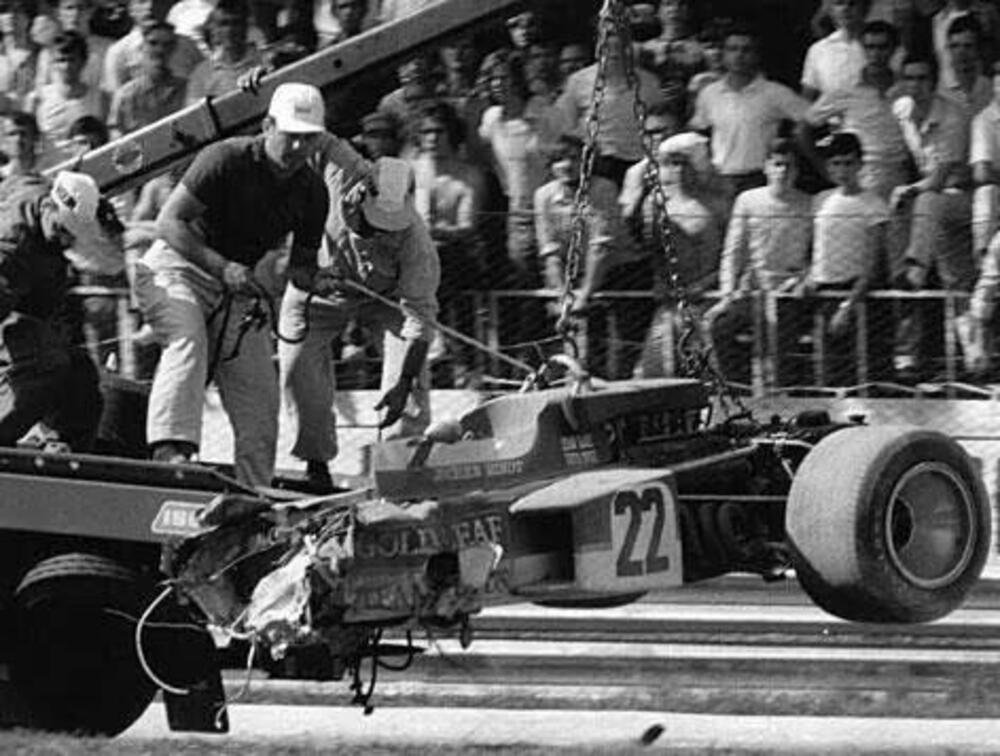 La Lotus di Jochen Rindt dopo il fatale incidente di Monza