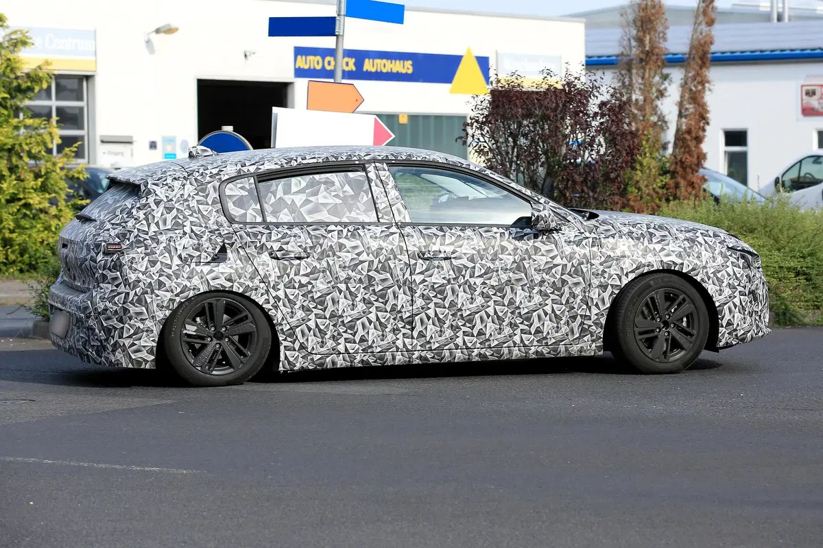 Nuova Peugeot 308, le foto spia (10)