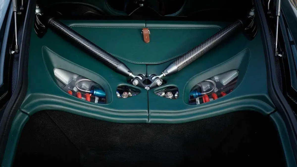 Aston Martin Victor | La ONE OFF da 836 CV in onore di Victor Gauntlett (9)