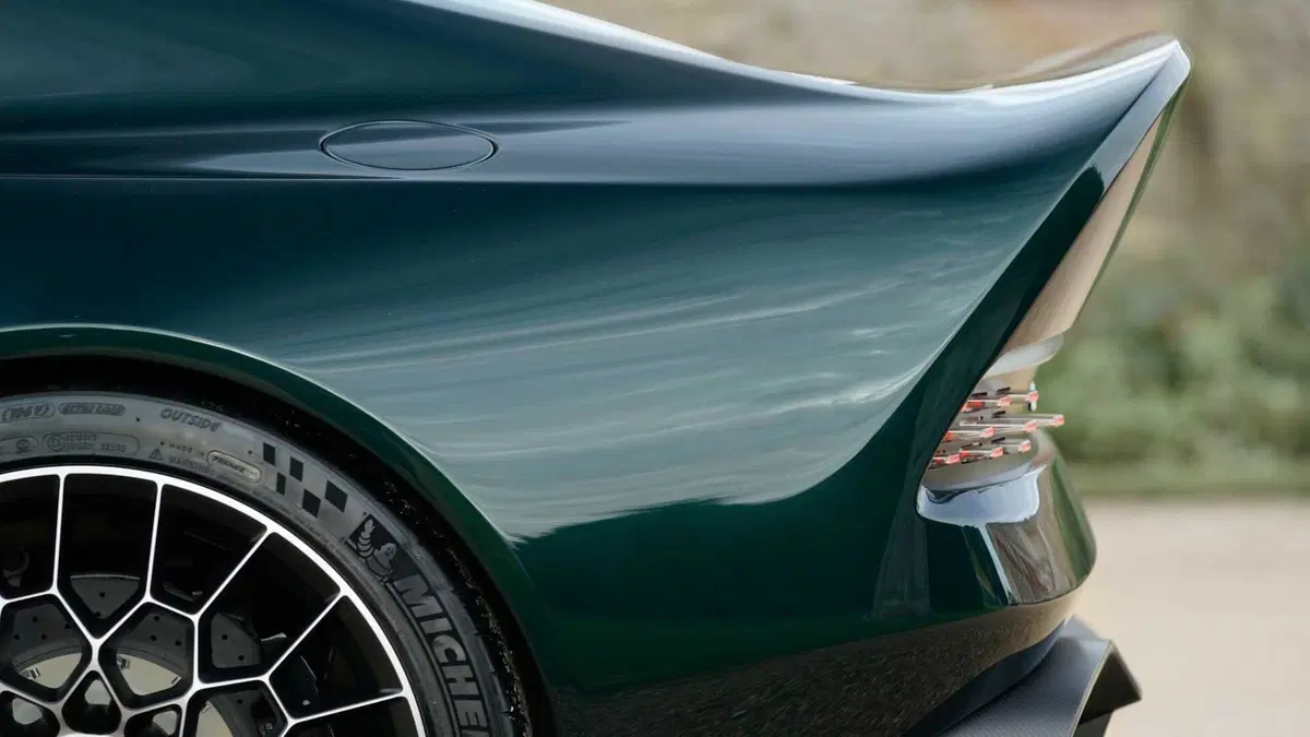 Aston Martin Victor | La ONE OFF da 836 CV in onore di Victor Gauntlett (8)