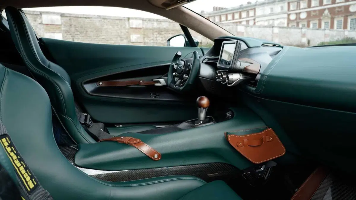 Aston Martin Victor | La ONE OFF da 836 CV in onore di Victor Gauntlett (12)