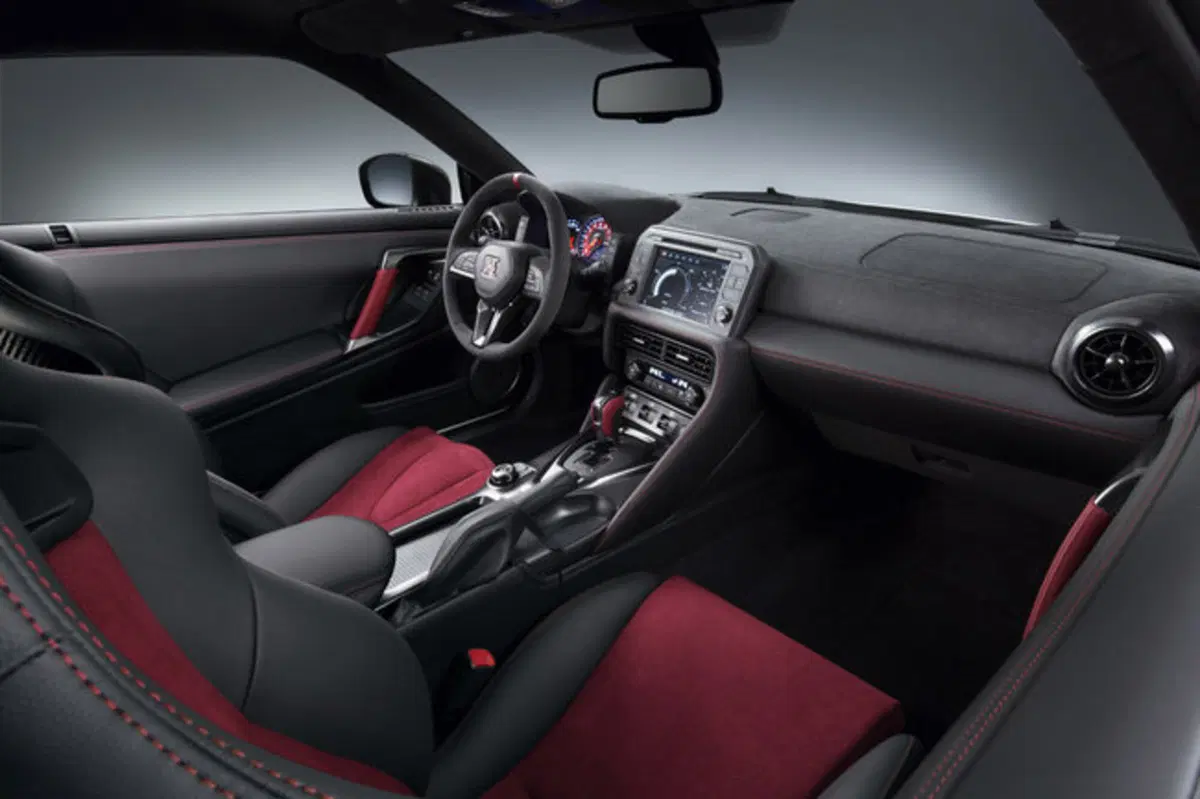 Nissan GT-R Nismo: ecco il restyling del bolide nipponico (8)