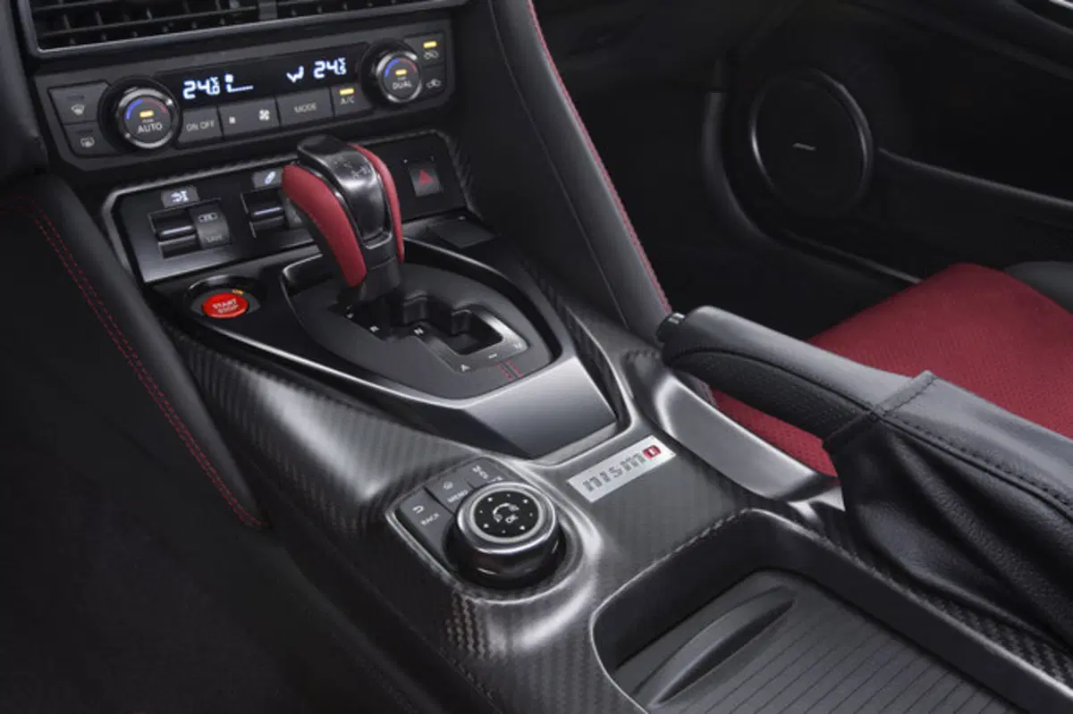 Nissan GT-R Nismo: ecco il restyling del bolide nipponico (9)