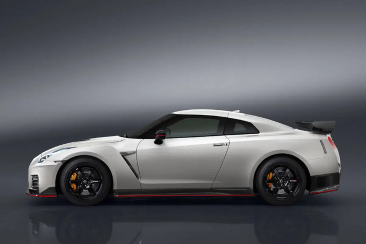 Nissan GT-R Nismo: ecco il restyling del bolide nipponico (11)