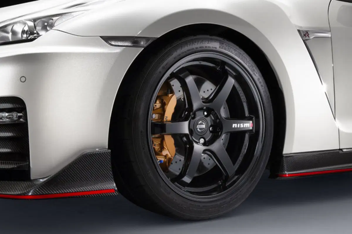 Nissan GT-R Nismo: ecco il restyling del bolide nipponico (10)