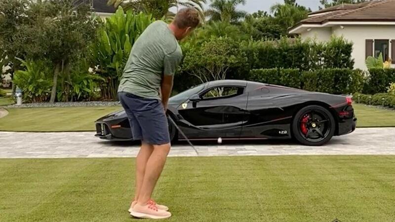 La Ferrari usata per allenarsi a golf: 3 milioni di Euro scambiati per una &ldquo;buca&rdquo; [VIDEO]