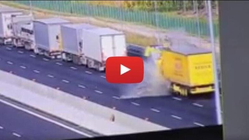 Grave incidente sull&#039;autostrada A4: tamponamento TIR e conducente morto [video]