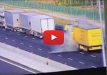 Grave incidente sull'autostrada A4: tamponamento TIR e conducente morto [video]