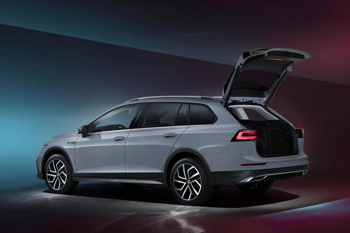 Volkswagen Golf Variant, svelata la wagon (12)