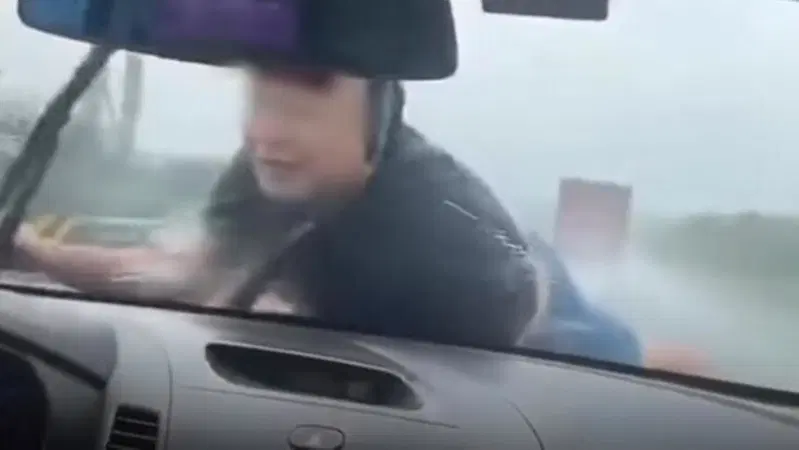 Per 20km con l'ex marito sul parabrezza: l'assurdo onboard che impazza in rete [VIDEO VIRALE]