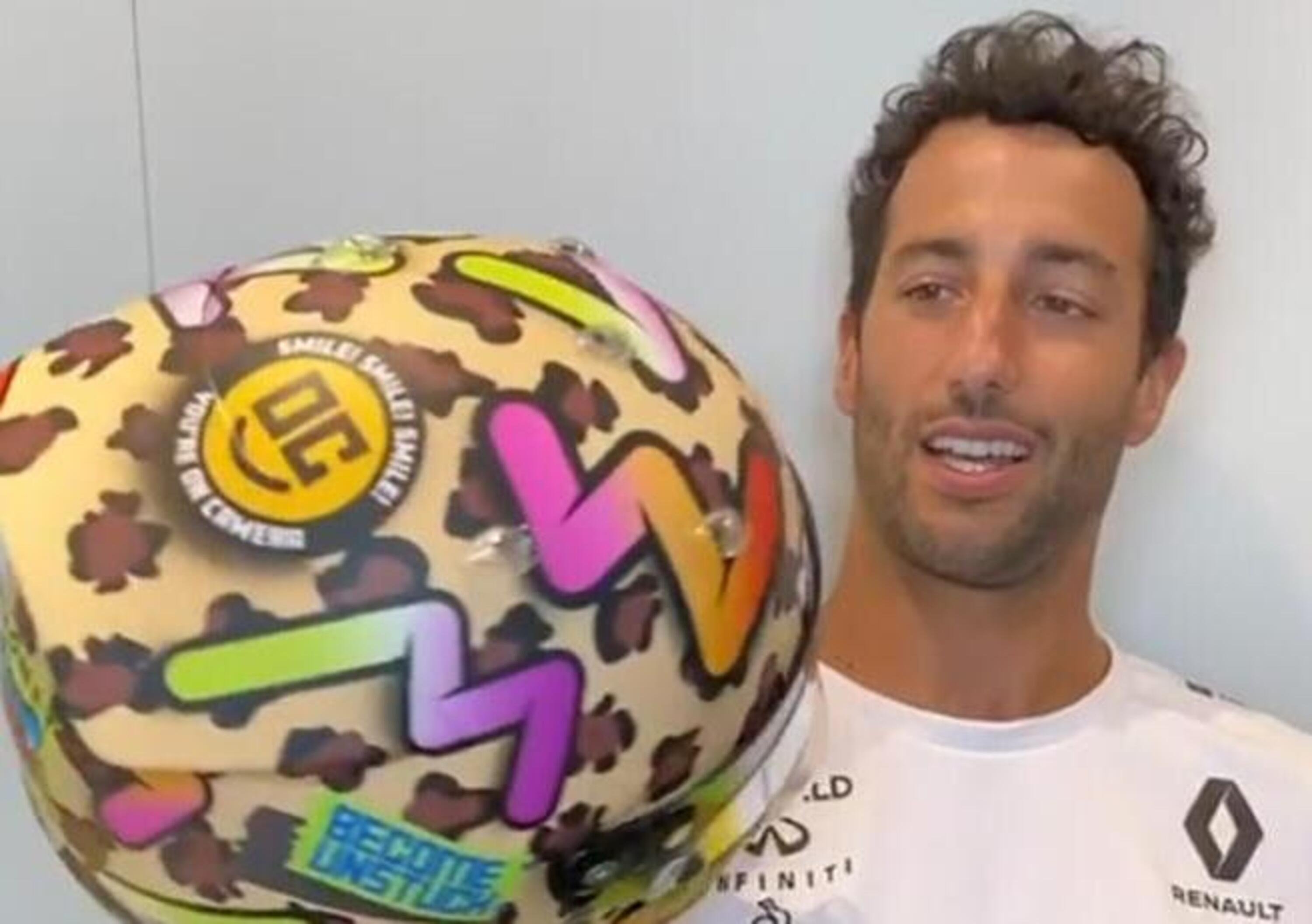 Daniel Ricciardo omaggia Valentino Rossi con un casco speciale per il Mugello [VIDEO]