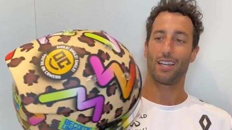 Daniel Ricciardo omaggia Valentino Rossi con un casco speciale per il Mugello [VIDEO]