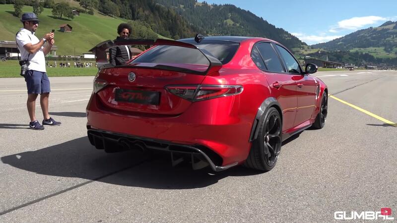 Alfa Romeo Giulia GTAm: accelerazione e sound PAUROSO Akrapovic [VIDEO]