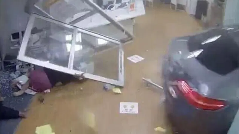 Incidente tra SUV fuori dal Pronto Soccorso: Mercedes "vola" in corsia e travolge tutto [video]