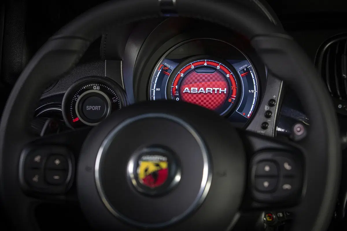 Abarth 595 Scorpioneoro, lo stile è vintage (5)