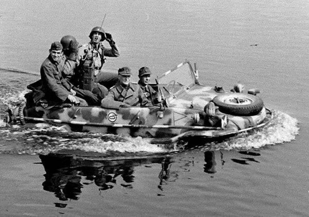 Soldati che a fine conflitto viaggiano in Schwimmwagen, su acqua (da Twitter)