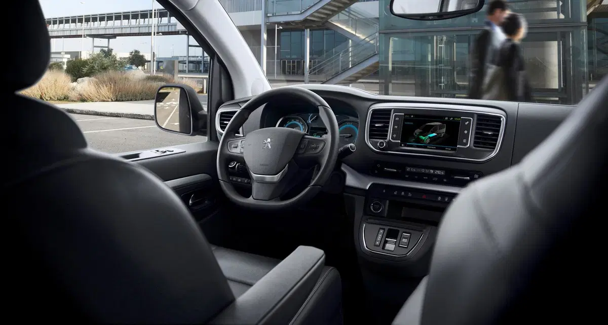 Peugeot e-Traveller (2020-23) (12)