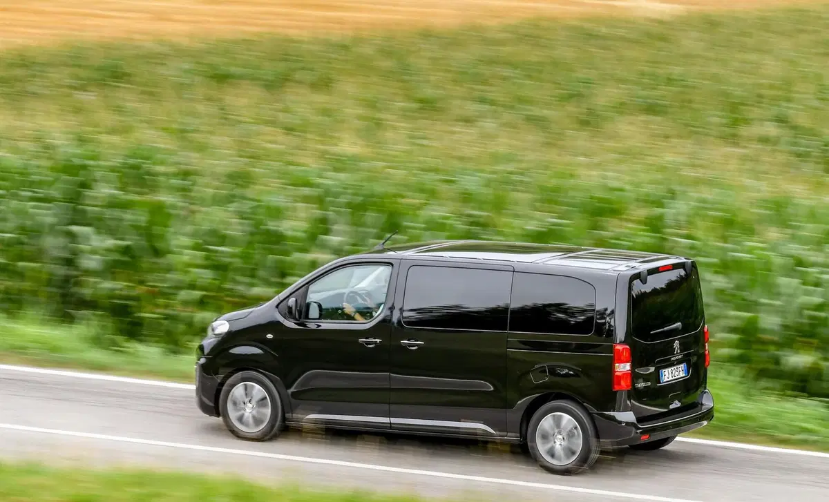 Peugeot e-Traveller (2020-23) (7)