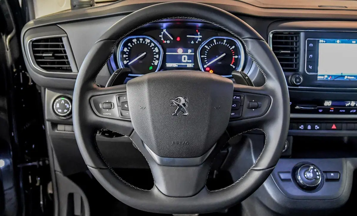 Peugeot e-Traveller (2020-23) (11)