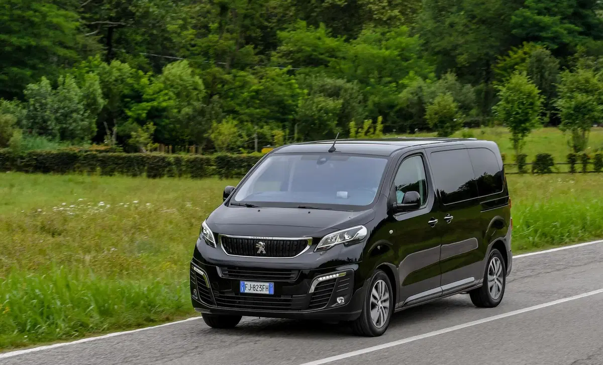 Peugeot e-Traveller (2020-23) (10)
