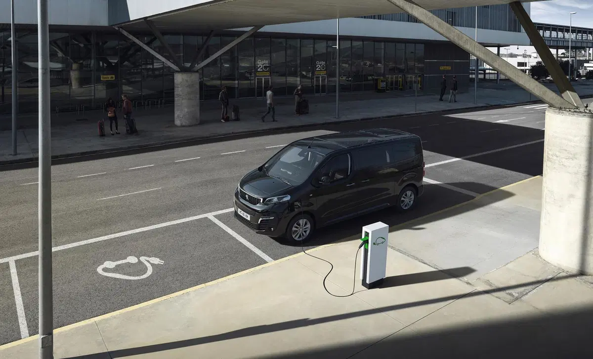 Peugeot e-Traveller (2020-23) (8)