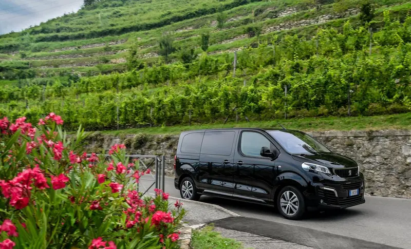 Peugeot e-Traveller motore elettrico 136 CV 50kWh Standard Active