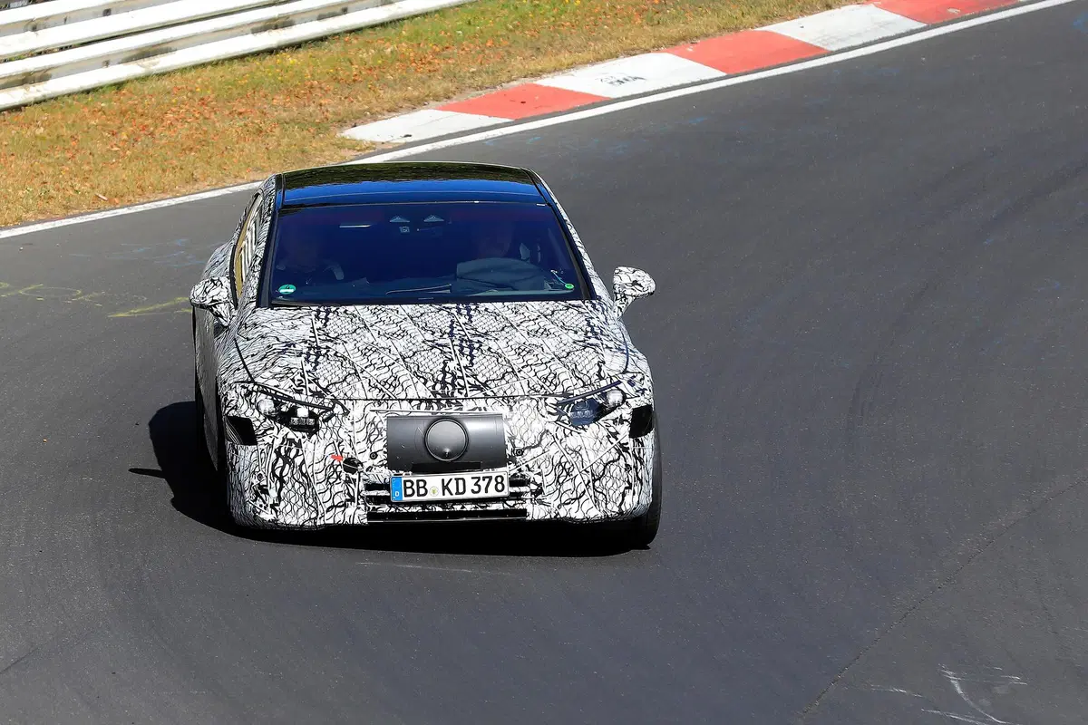 Mercedes EQS, le foto spia al Ring (2)