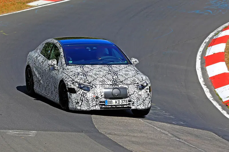 Mercedes EQS, le foto spia al Ring