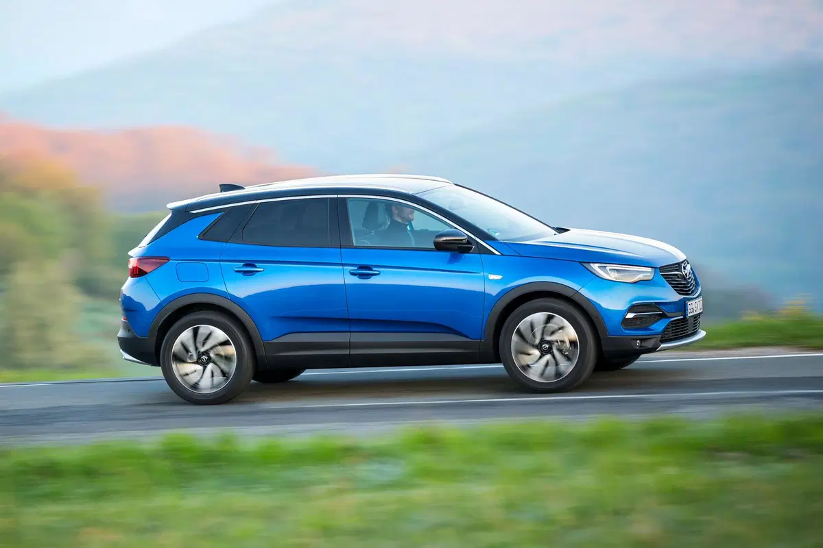 Opel Grandland X 1.6 Hybrid Plug-in aut. AWD Design Line (10)