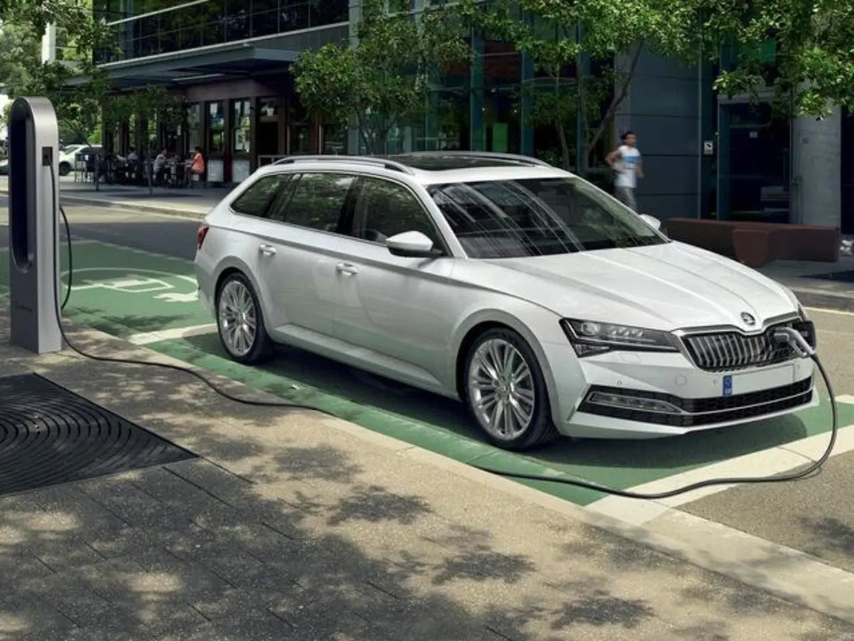 Skoda Superb Station Wagon 1.4 TSI Plug-In Hybrid DSG Wagon Executive (2)