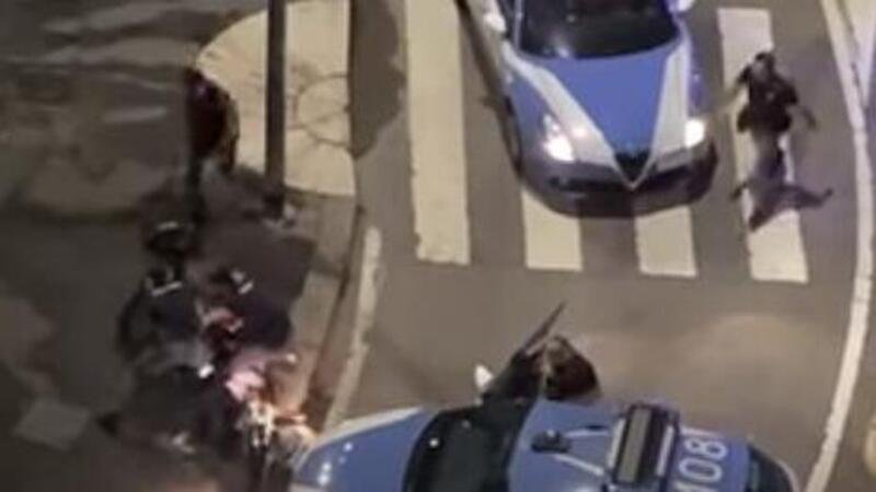 Rapinatori arrestati e schiaffeggiati a Milano: il filmato inguaia i poliziotti [VIDEO]