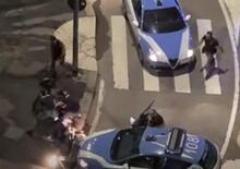 Rapinatori arrestati e schiaffeggiati a Milano: il filmato inguaia i poliziotti [VIDEO]