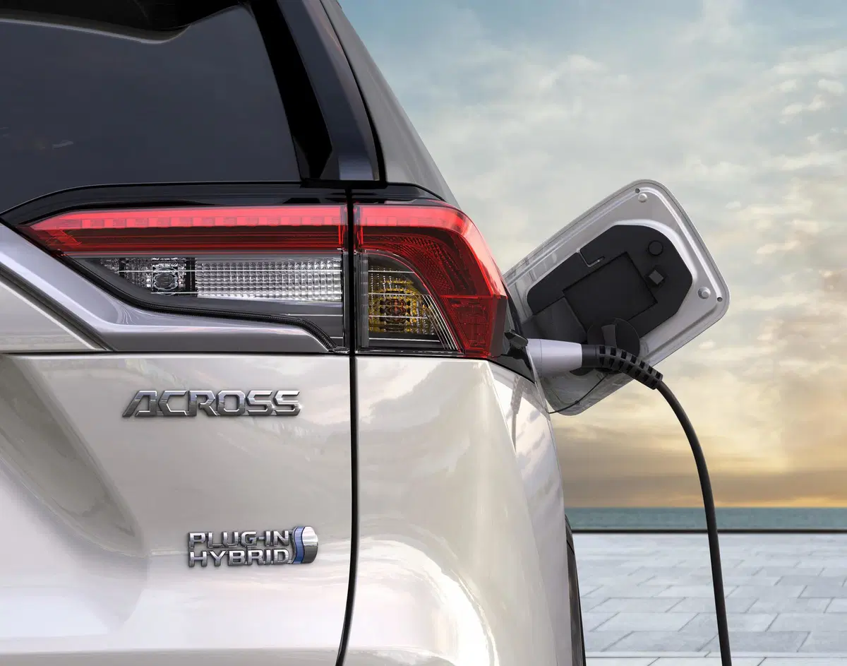 Suzuki Across 2020 | 98 km in elettrico per il SUV plug-in (11)