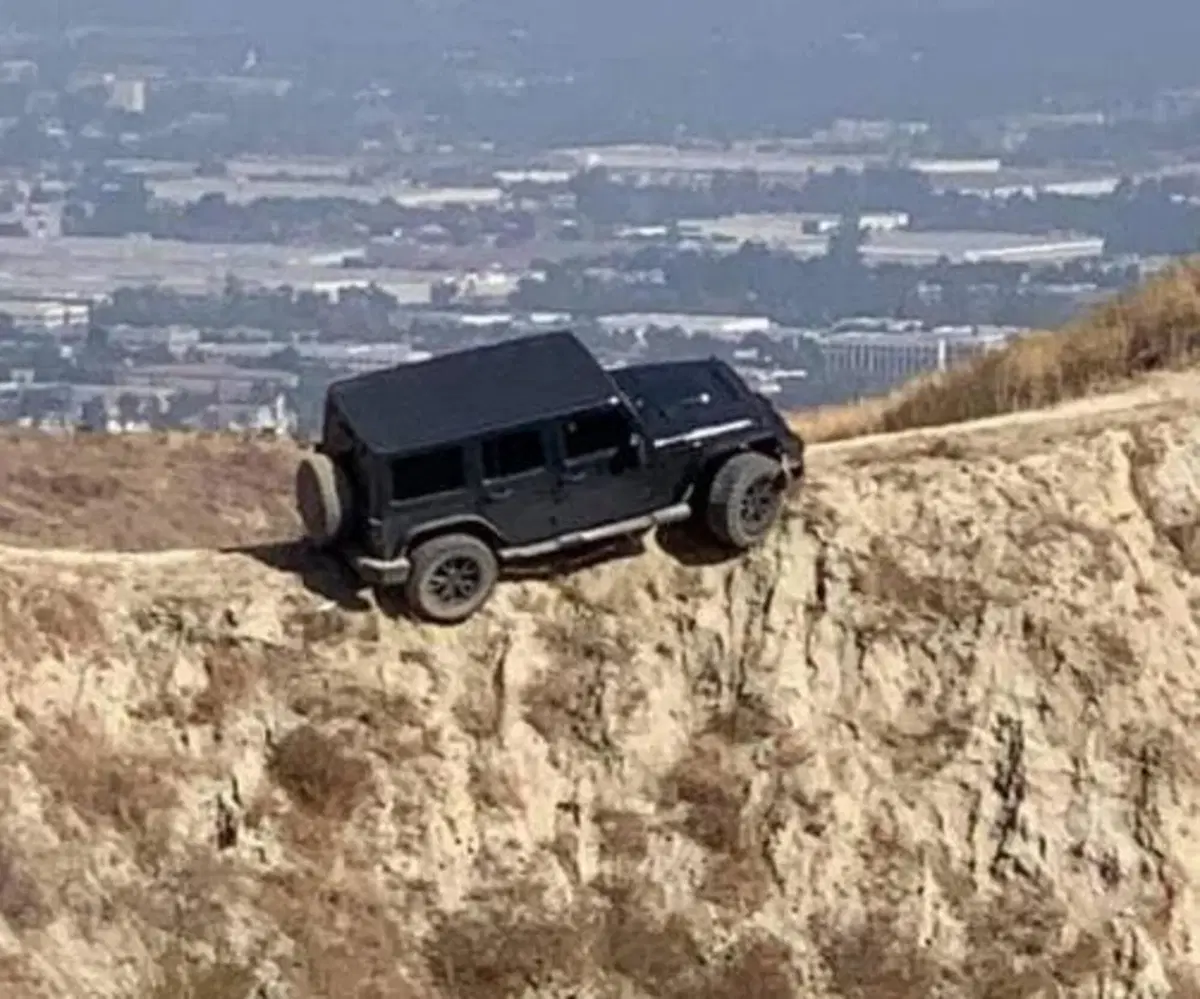 Jeep Wrangler abbandonata, ma come c'&egrave; arrivata fin l&igrave;? [FOTOGALLERY]