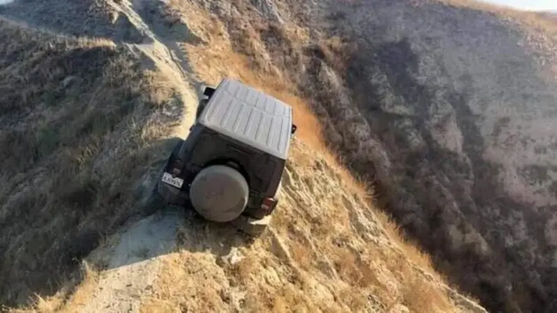 Jeep Wrangler abbandonata, ma come c'&egrave; arrivata fin l&igrave;? [FOTOGALLERY]