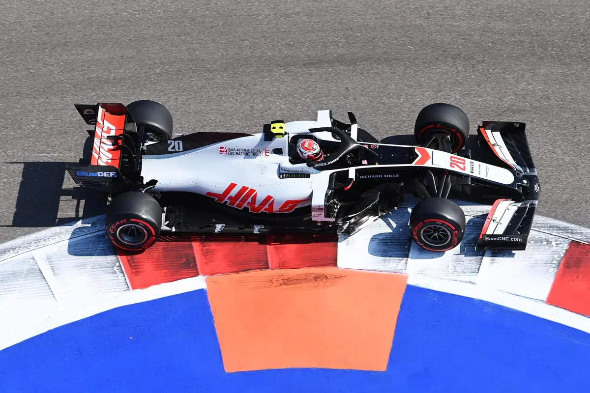F1, GP Russia 2020. Hamilton, dietro front dei commissari: punti di penalità cancellati (69)