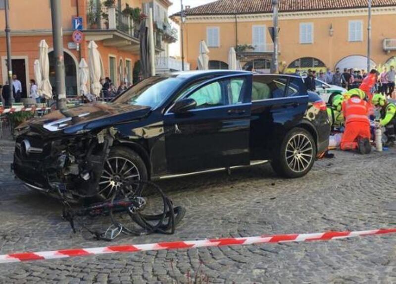 Monforte d&#039;Alba: al volante del suv travolge una donna e la uccide in pieno centro