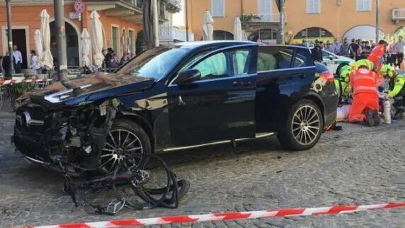 Monforte d'Alba: al volante del suv travolge una donna e la uccide in pieno centro