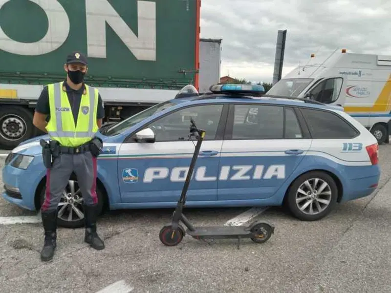 In autostrada (A14) col monopattino: casello e via per 10 Km [poi multato dalla Polizia]