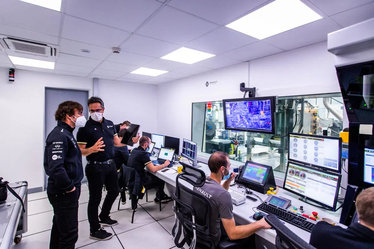Alonso, prima visita in Renault F1: l'asturiano prepara il ritorno in pista (11)
