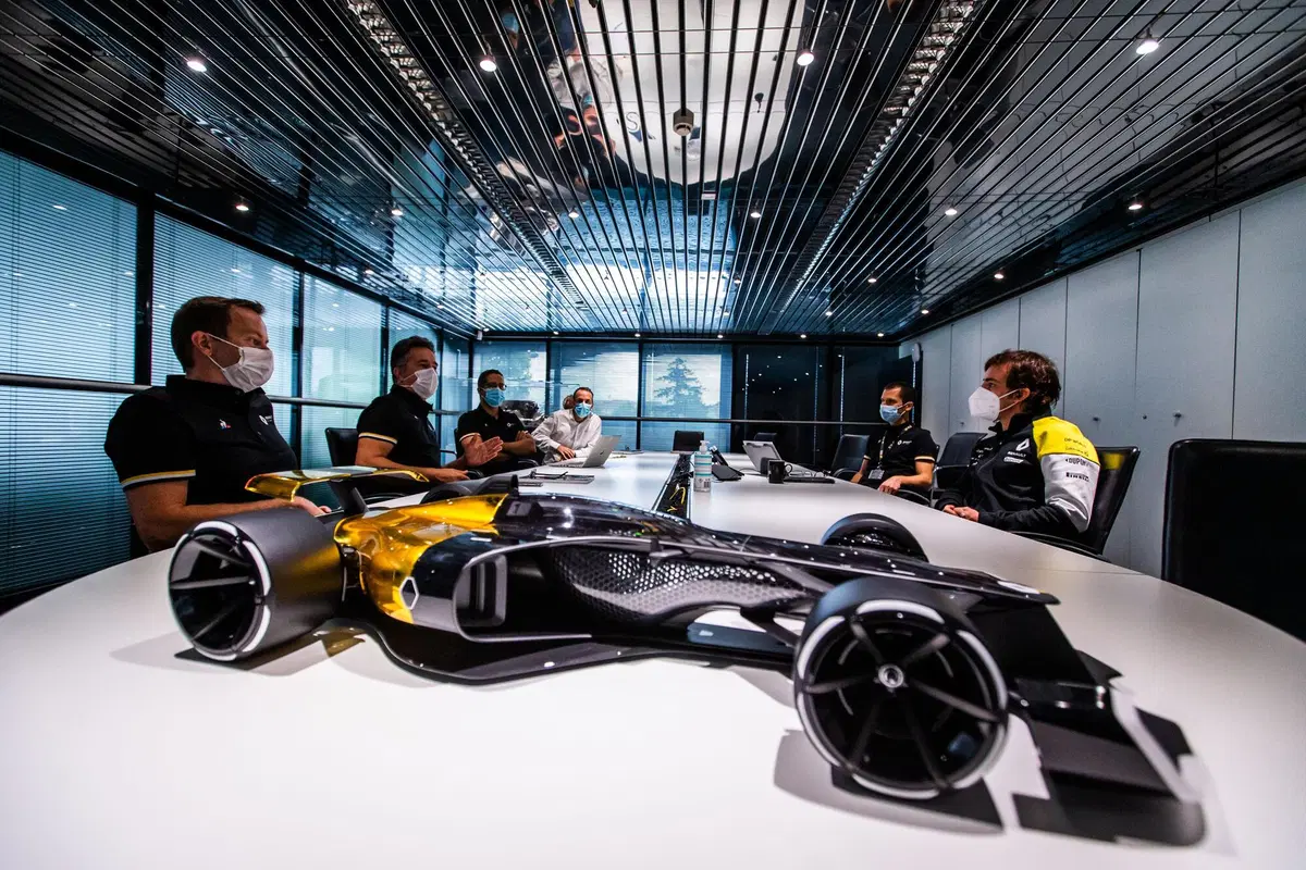 Alonso, prima visita in Renault F1: l'asturiano prepara il ritorno in pista (12)