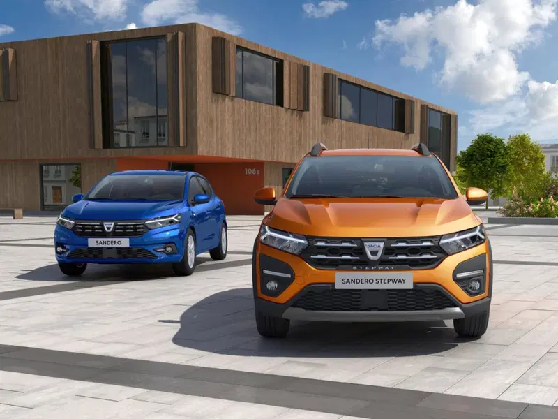 La vista frontale a confronto di Sandero e Sandero Stepway