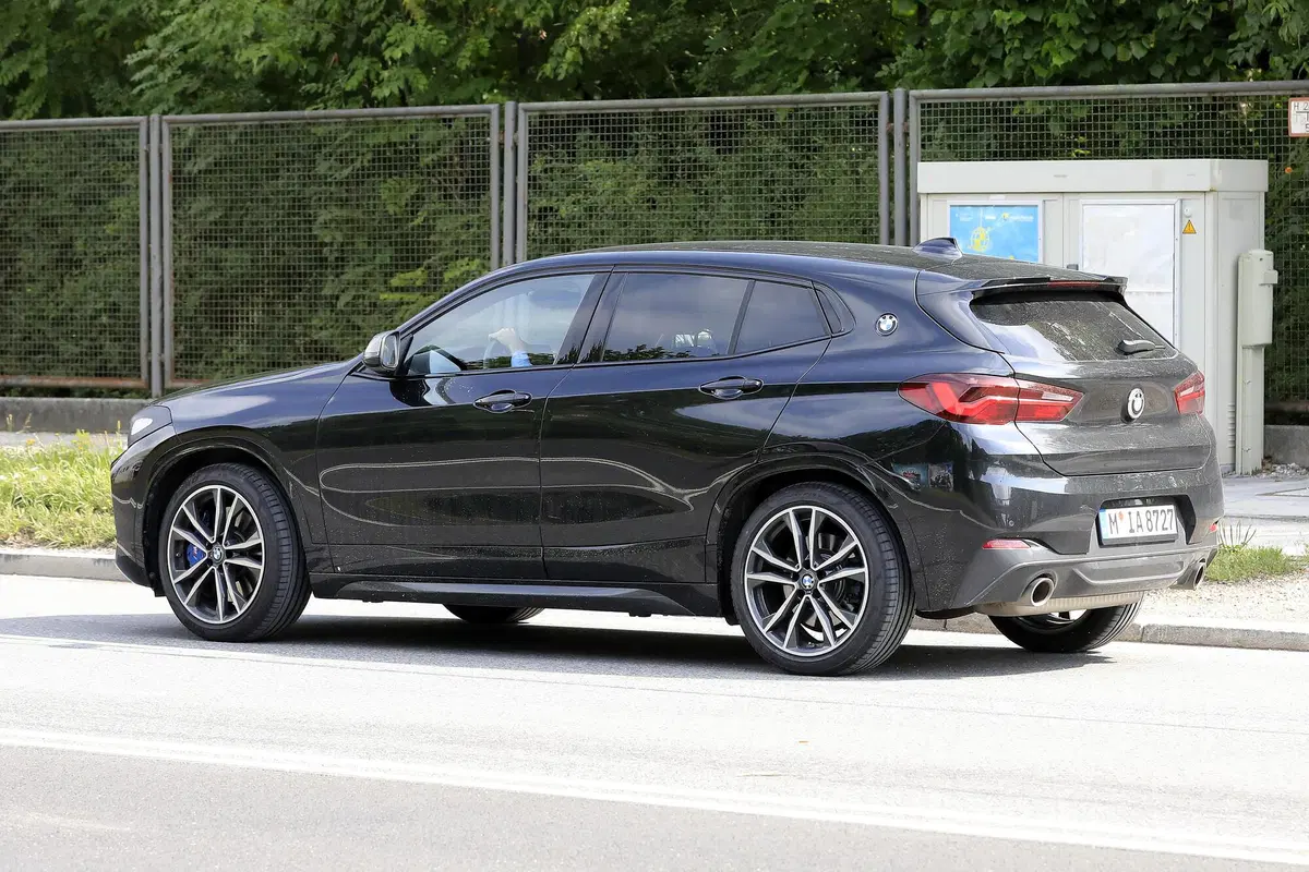 BMW X2 restyling, le foto spia (11)