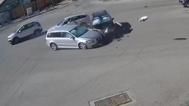 Schianto all&rsquo;incrocio a Torino: auto distrutte, occupanti illesi [VIDEO]