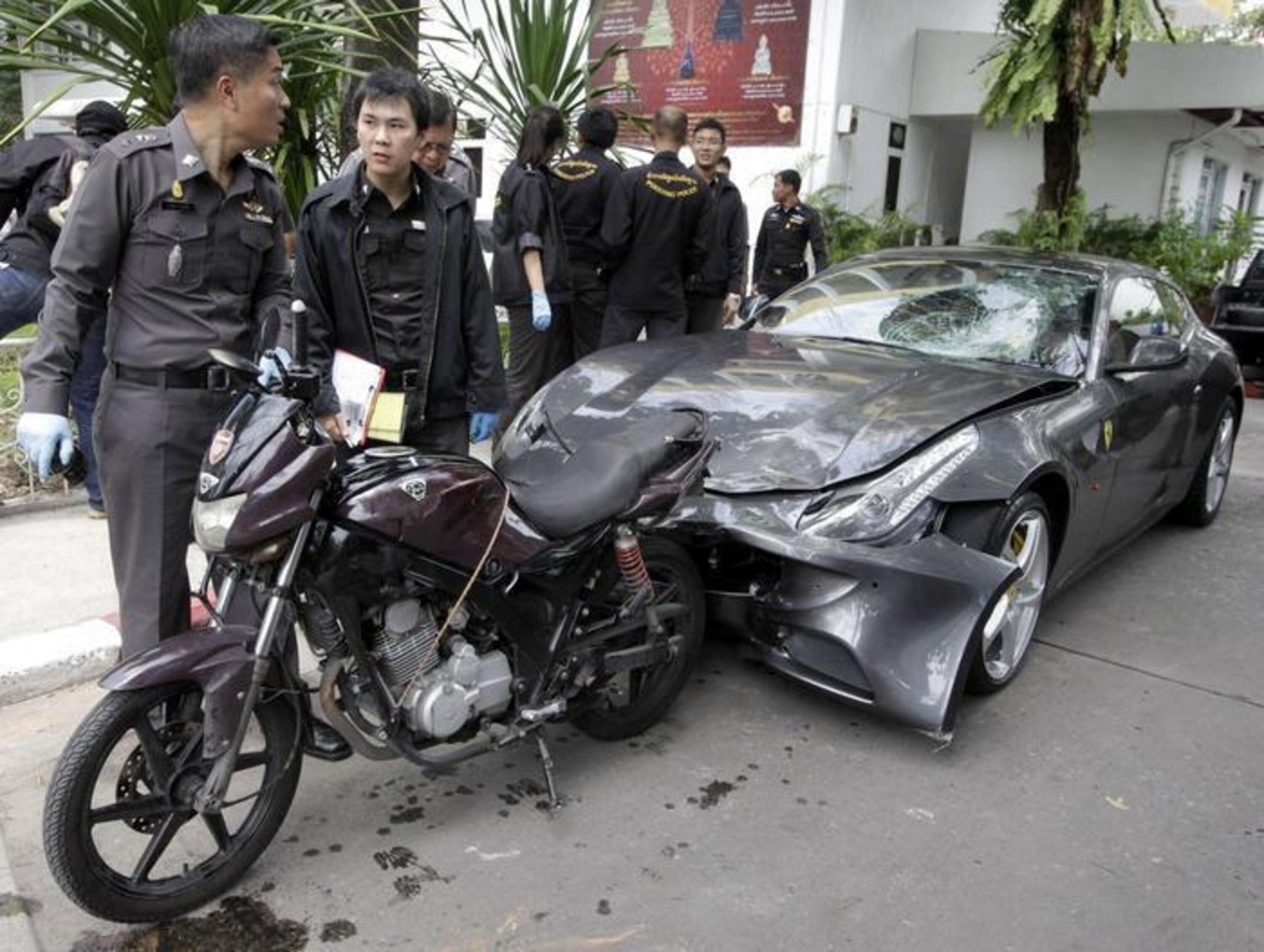 Nota rossa per il rampollo Red Bull in Thailandia: morto agente investito dalla sua Ferrari