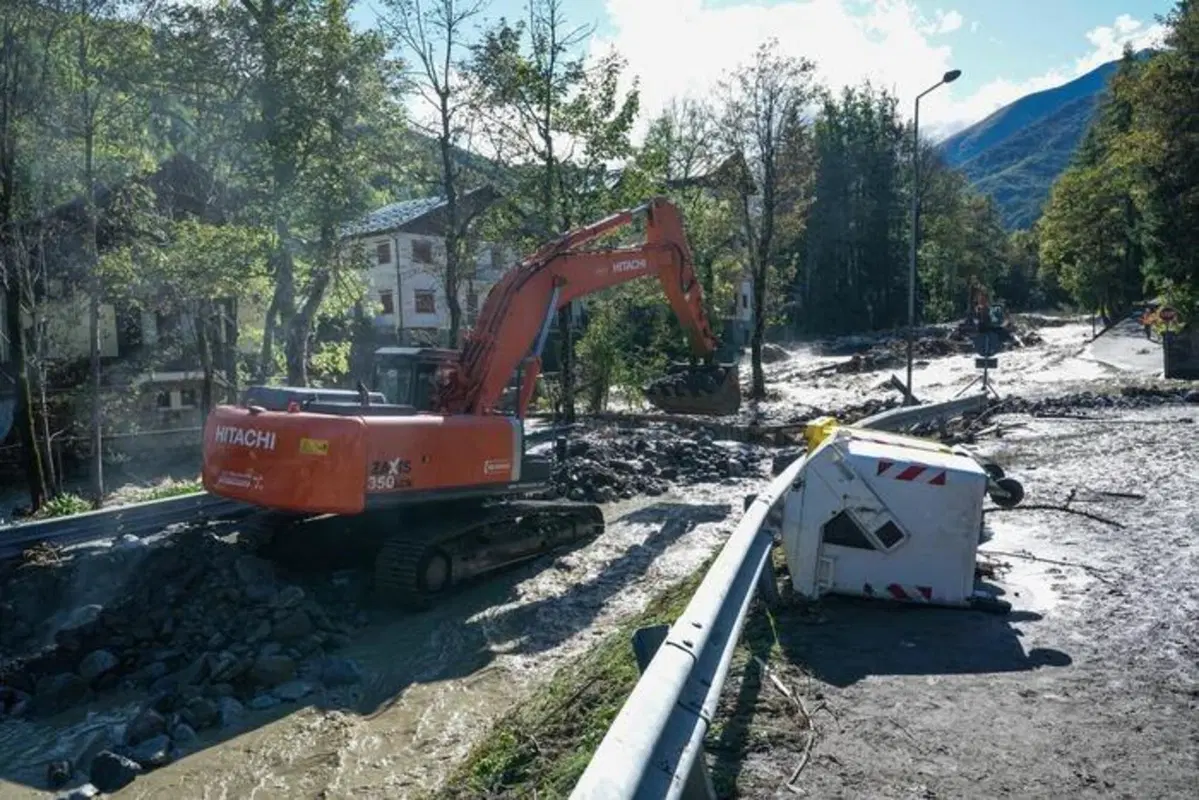 Il maltempo devasta il Nord, morti e ponti che crollano: via alla conta dei danni (8)