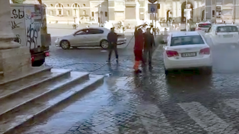 A Roma Piazza del Popolo diventa un... autolavaggio [Video]